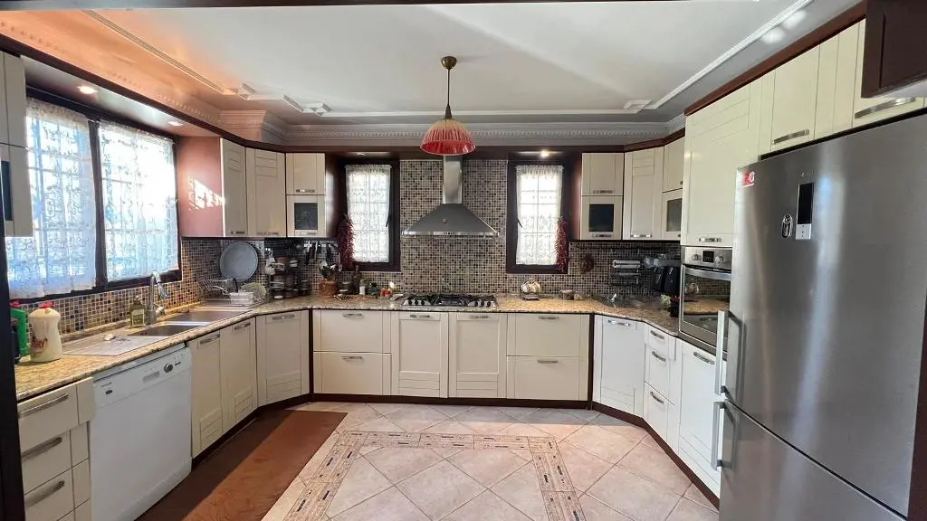 Fitted kitchen